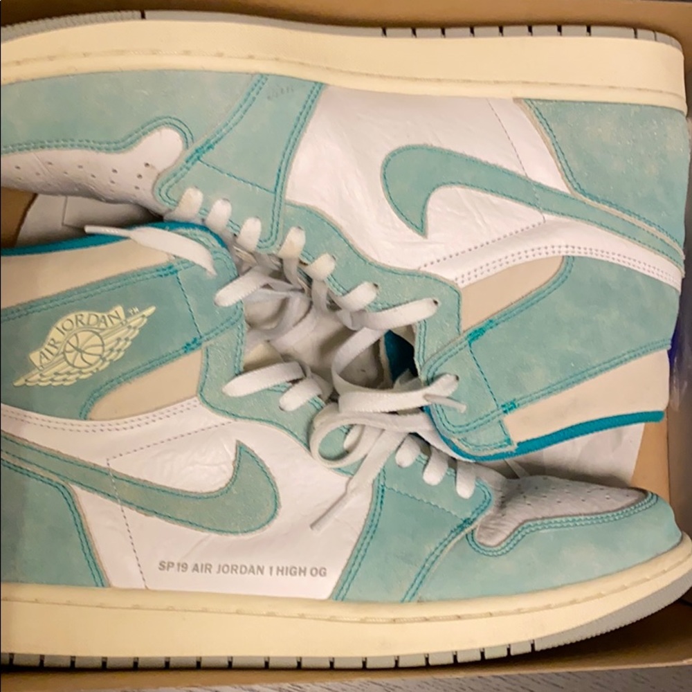 Selling Nike Jordan 1 retro